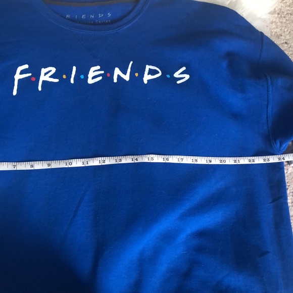 FRIENDS Sweatshirt 🌟HOST PICK!🌟 - Picture 3 of 4